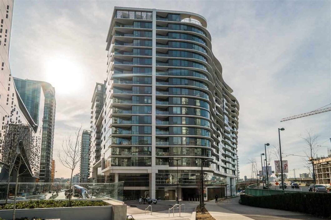 Sold-by-Navid-1105-68-SMITHE-STREET
