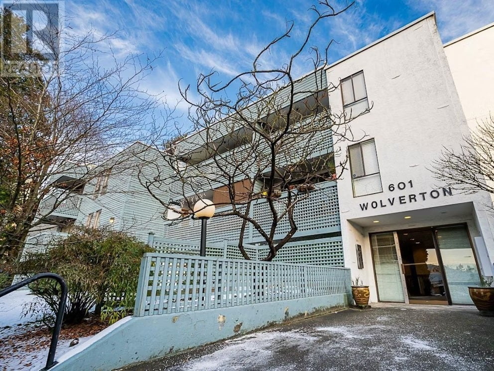 sold by navid 303 - 601 North Road