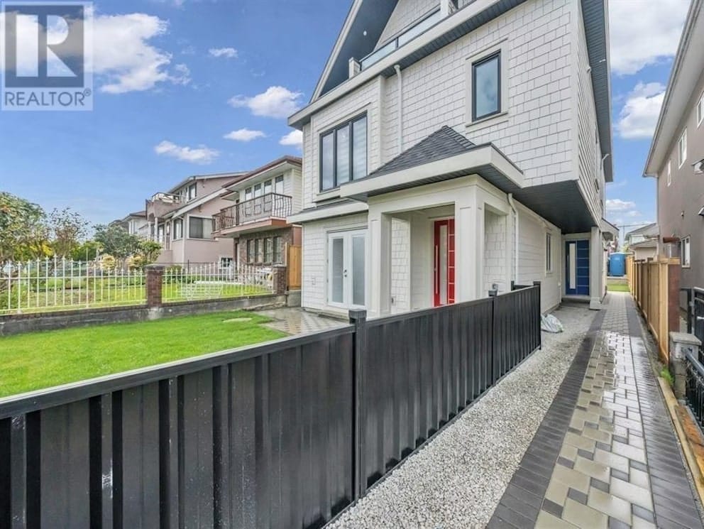 2946 East 3rd Avenue