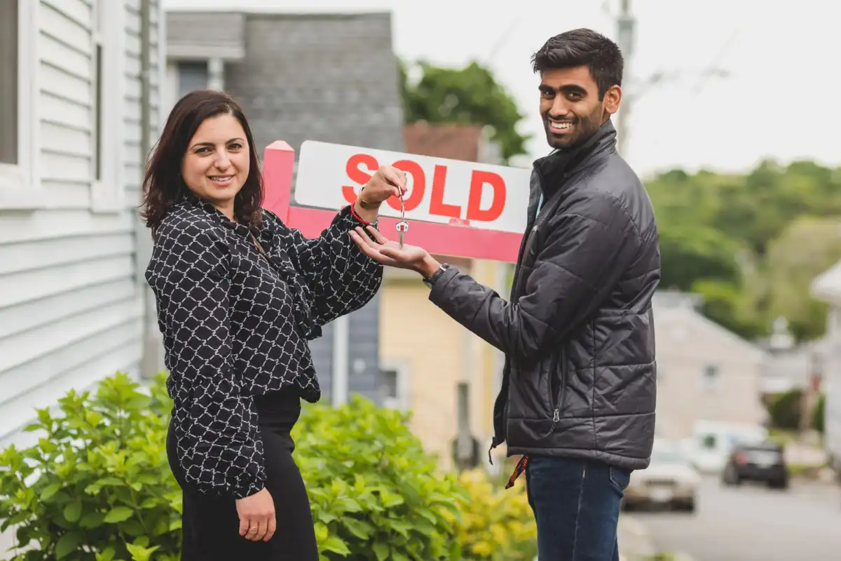 Navid Hakimi Group Do Buyers Pay Realtor Commission in BC? 1 Real estate agent handing keys to home buyers