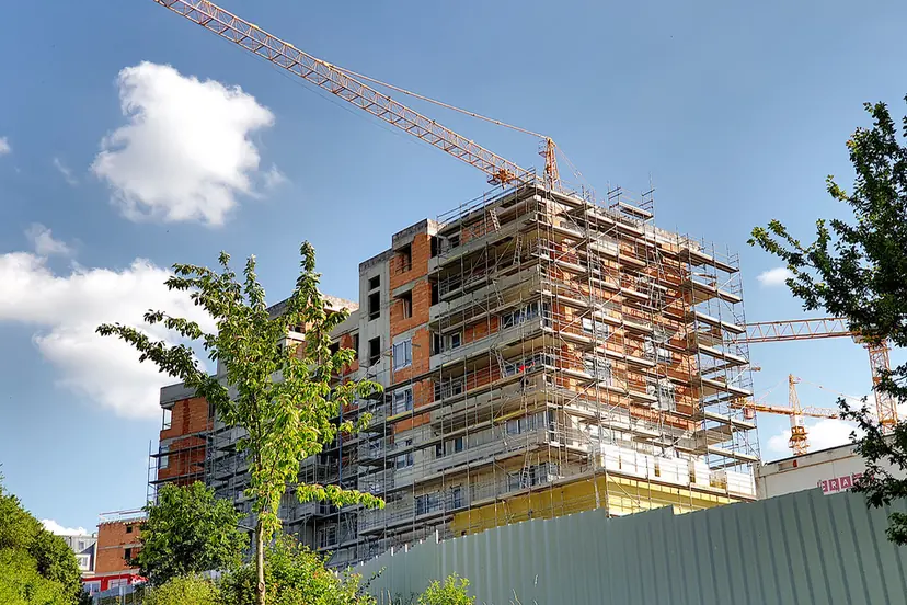 Navid Hakimi Group Best Presale Condos in North Vancouver (2026 to 2029 Completions) 1 Mid-rise presale condo building under construction with a tower crane
